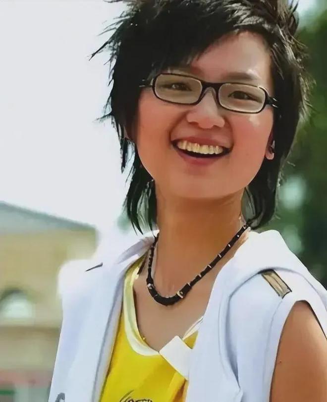 穿裙子仙气十足一个人住300平的大房子！米乐体育app网站39岁周笔畅一头金发(图10)