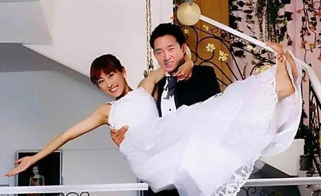 辉同居11年的马苏现如今依旧孑然一身米乐m6登录入口被黑人驮在肩上和孔令(图15)